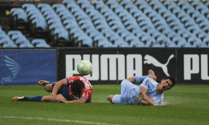 Santiago Ramirez, de Central Español, y Oscar Piriz, de Torque, en el estadio Centenario.  · Foto: Federico Gutiérrez