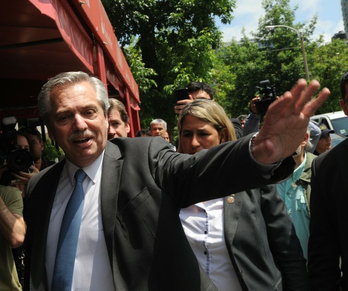 Alberto Fernández, presidente electo de Argentina, antes de reunirse con Daniel Martínez en un restaurante del barrio Punta Carretas.  · Foto: Federico Gutiérrez