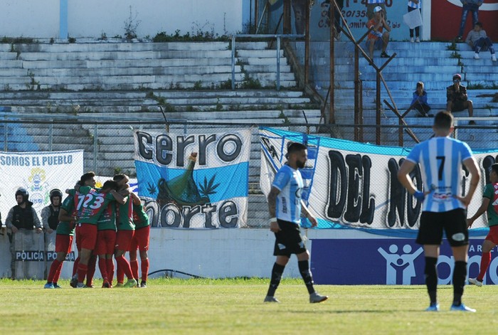 Los jugadores de Rampla Juniors, tras el gol de Emiliano Albín a Cerro, en el estadio Luis Tróccoli. · Foto: Federico Gutiérrez