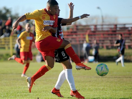 Juan Moreira, de Villa Española, y Santiago Vargas, de Tacuarembó, en el estadio Obdulio Varela. · Foto: Federico Gutiérrez Juan Moreira, de Villa Española, y Santiago Vargas, de Tacuarembó, en el estadio Obdulio Varela. · Foto: Federico Gutiérrez