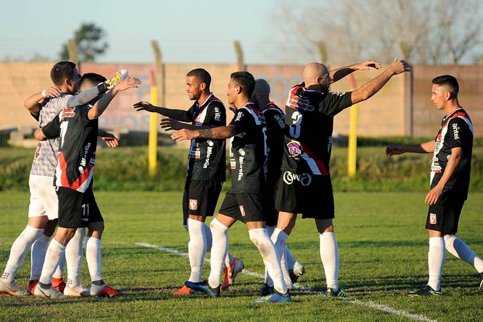 Festejo de jugadores de Tacuarembó una vez finalizado el partido en el estadio Obdulio Varela.  · Foto: Federico Gutiérrez