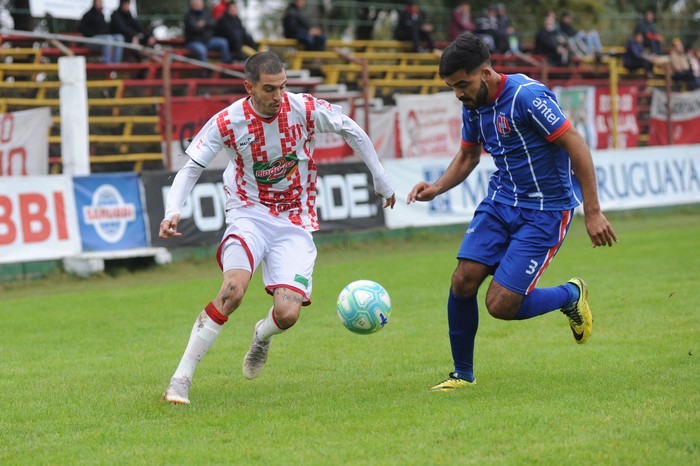 Nicolas Vignieri, de Villa Teresa, y Juan Núñez, de Central Español, por la 10a fecha del campeonato de Segunda División. · Foto: Federico Gutiérrez