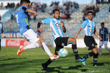 Federico Martinez, de Liverpool, Fedrico Puente y Rodrigo Izquierdo, de Cerro, en el estadio Luis Tróccoli. · Foto: Federico Gutiérrez Federico Martinez, de Liverpool, Fedrico Puente y Rodrigo Izquierdo, de Cerro, en el estadio Luis Tróccoli. · Foto: Federico Gutiérrez