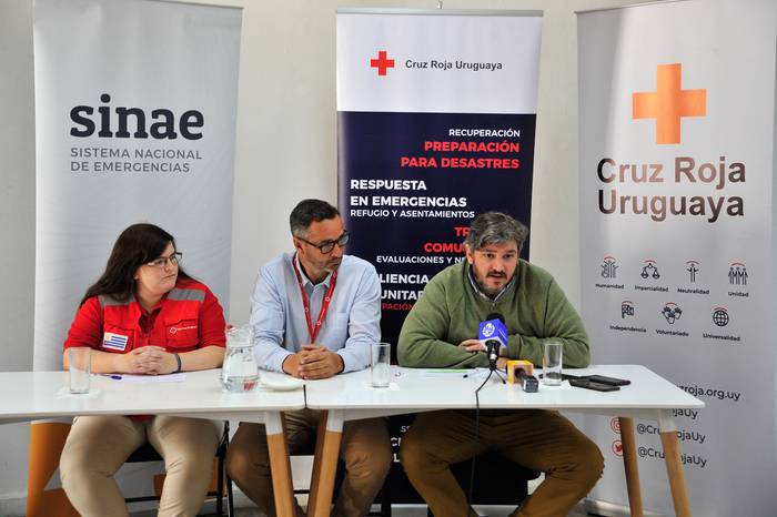 Paula Vairoletti, Daniel Pirotto y Santiago Caramés durante una conferencia de prensa, el 12 de abril, en la sede de Cruz Roja. · Foto: Ricardo Rey Fernández, Presidencia