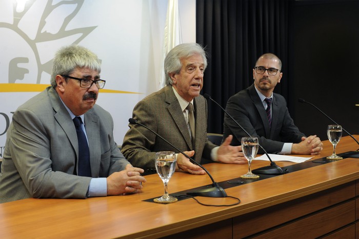 Ariel Bergamino, Tabaré Vázquez y Juan Andrés Roballo, hoy, en la Torre Ejecutiva. · Foto: Vicente Manuel Tort