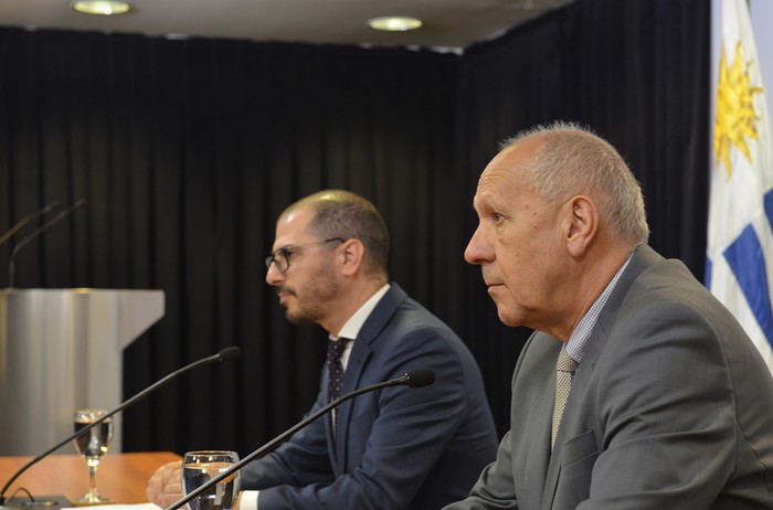 Juan Andrés Roballo y Miguel Ángel Toma, luego del Consejo de Ministros en la Torre Ejecutiva · Foto: Patricia Bueno Fregenal