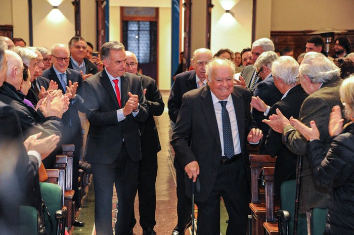 Yamandú Orsi y Enrique Iglesias, ayer, durante la premiación. · Foto: Presidencia de Uruguay