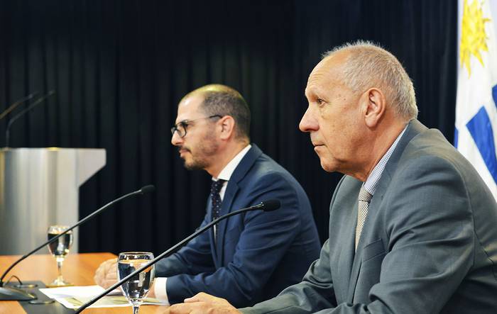 Juan Andrés Roballo y Miguel Ángel Toma en la conferencia de prensa luego del Consejo de Ministros.
 · Foto: Patricia Bueno Fregenal