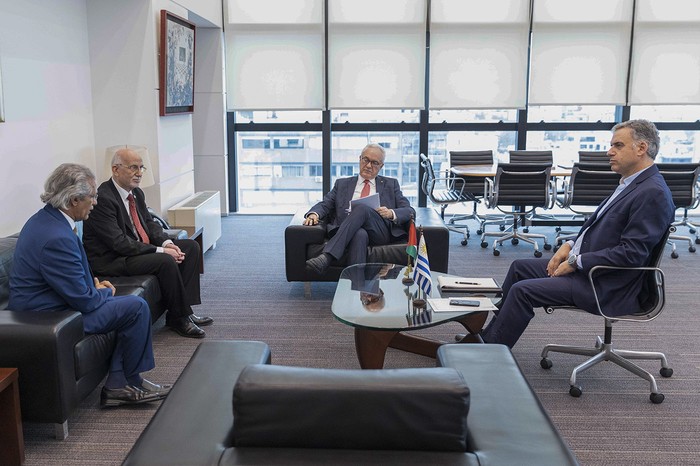 Mohamed Salem Ould Salek, Abbas Chibaini, Mario Lubetkin y Yamandú Orsi, en Torre Ejecutiva. · Foto: Camilo dos Santos, Presidencia de la República