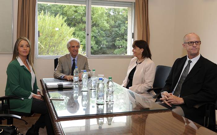 El presidente Tabaré Vázquez reunido este miércoles en la oficina de Suárez, con representantes de la Unión de Exportadores del Uruguay. · Foto: Walter Paciello