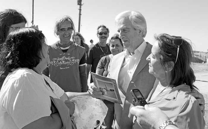 Tabaré Vázquez es recibido por vecinos de Juan José Castro a la llegada del Consejo de Ministros. Foto: Álvaro Salas