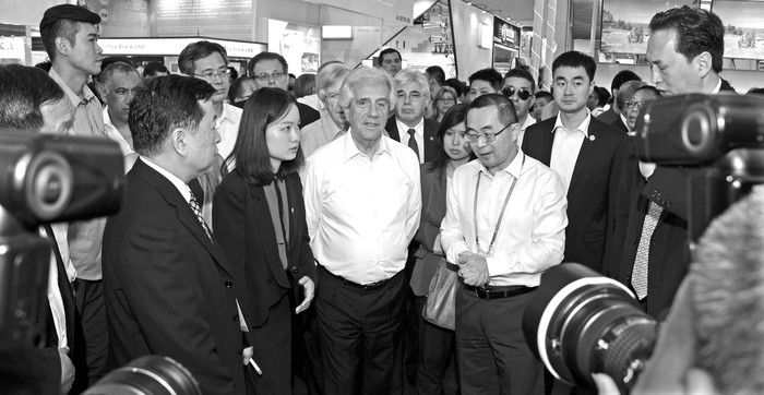 Tabaré Vázquez, Danilo Astori y Tabaré Aguerre recorriendo la Feria de Importación y Exportación durante su visita a China. Foto: Walter Paciello (archivo, octubre de 2016)