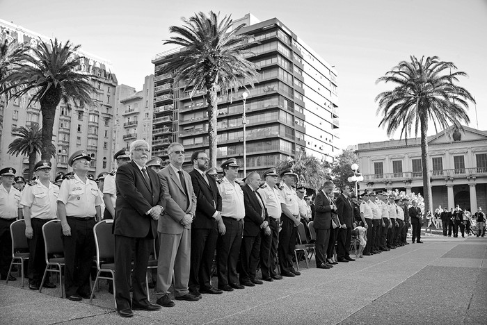 Eduardo Bonomi, Jorge Vázquez, autoridades y funcionarios policiales, ayer, durante la conmemoración del 187 aniversario de la creación de la Policía Nacional. Foto: Álvaro Salas, Presidencia       