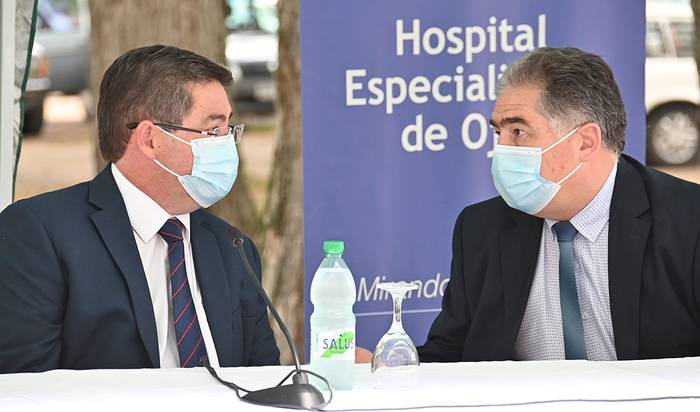 Felipe Berta y Leonardo Cipriani, en el Hospital de Ojos José Martí. · Foto: Presidencia de Uruguay