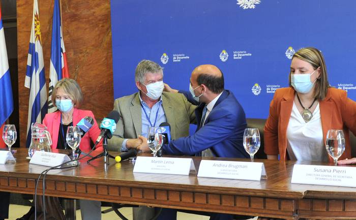 Alicia Lalanne, Guillermo Vivo, Martín Lema y Andrea Brugman, durante la firma del acuerdo, el 26 de octubre. · Foto: Vicente Manuel Tort, Presidencia