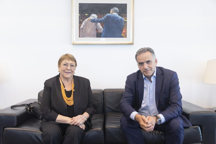 Michelle Bachelet y Yamandú Orsi en Torre Ejecutiva. · Foto: Camilo dos Santos, Presidencia de la República