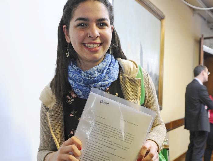 Joven con el certificado del Programa Yo Estudio y Trabajo. · Foto: Presidencia, s/d de autor