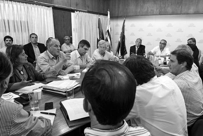 Autoridades de gobierno reunidas en la sede del MGAP con gremiales agropecuarias y productores autoconvocados, el lunes. Foto: Manuel Tort 