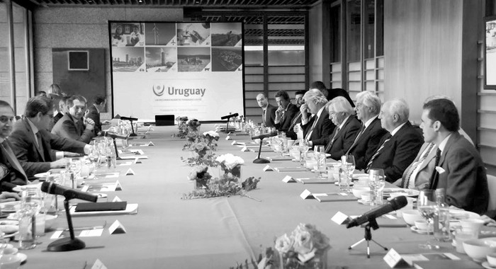 Tabaré Vázquez junto a un grupo de empresarios españoles de rubros como comercio, ferrocarriles, cemento y construcción durante su visita a España. Foto: Manuel V. Tort (archivo, noviembre de 2016)