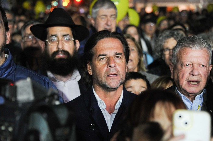 Luis Lacalle Pou, el 7 de octubre, en la convocatoria "Por la paz y contra el terrorismo", en Trouville, Montevideo. · Foto: Presidencia de Uruguay