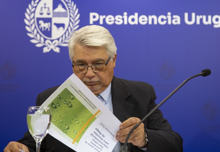 Tabaré Aguerre en conferencia luego de la reunión. Foto: s/d de autor, Presidencia de la República