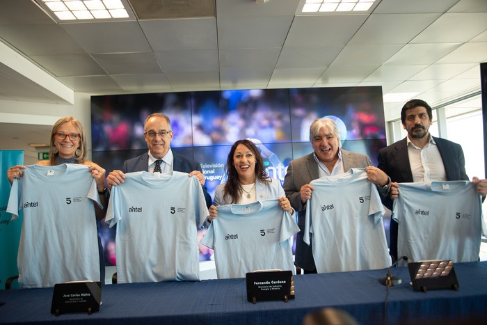 Erika Hoffman, José Carlos Mahía, Fernanda Cardona, Alejandro Paz y Pablo Álvarez. · Foto: Presidencia de Uruguay