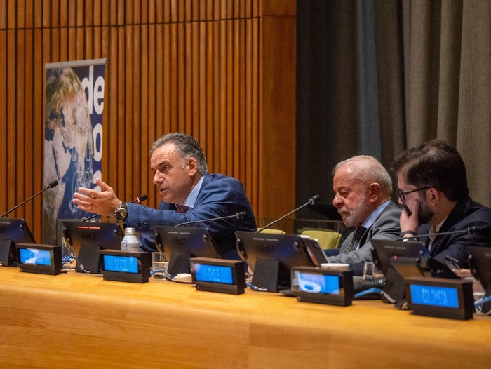 Yamandú Orsi, Luiz Inácio Lula da Silva y Gabriel Boric, durante la reunión “En defensa de la democracia: luchando contra el extremismo”, este miércoles, en Nueva York. Foto: Presidencia de la República.