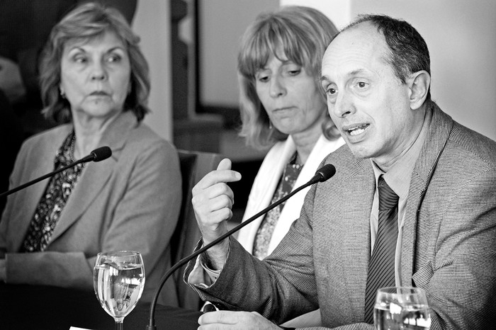 Cristina Arca, directora de UTE, Olga Otegui, directora Nacional de Energía y Gonzalo Casaravilla, presidente de UTE, ayer, durante la presentación del plan "UTE premia". Foto: Álvaro Salas 