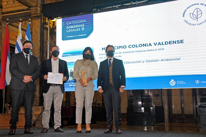 Entrega de Premio al municipio de Colonia Valdense por parte de Adrián Peña y Luis Lacalle Pou, el 4 de junio, en el Salón de los Pasos Perdidos del Palacio Legislativo · Foto: Presidencia de Uruguay