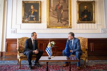 Yamandú Orsi y Petros Mavromichalis, el 1° de octubre, en el Palacio Estévez. Foto: Camilo dos Santos Ayala, Presidencia.