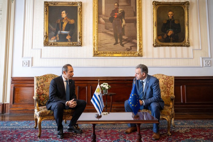 FoYamandú Orsi y Petros Mavromichalis, el 1 de octubre, en el Palacio Estévez. to: Camilo dos Santos Ayala, Presidencia.