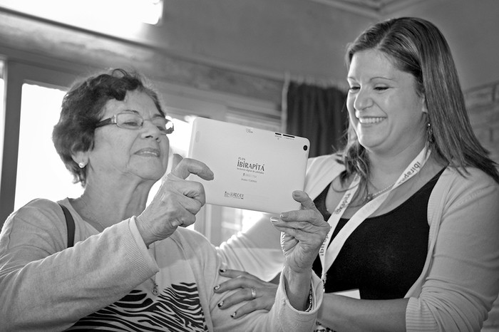 Beneficiaria recibiendo la tablet 100.000 del Plan Ibirapitá. Foto: Alvaro Salas, presidencia