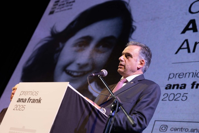 Yamandú Orsi, el 9 de junio, durante la entrega de los Premios Ana Frank, en Buenos Aires. Foto: Camilo dos Santos, Presidencia.