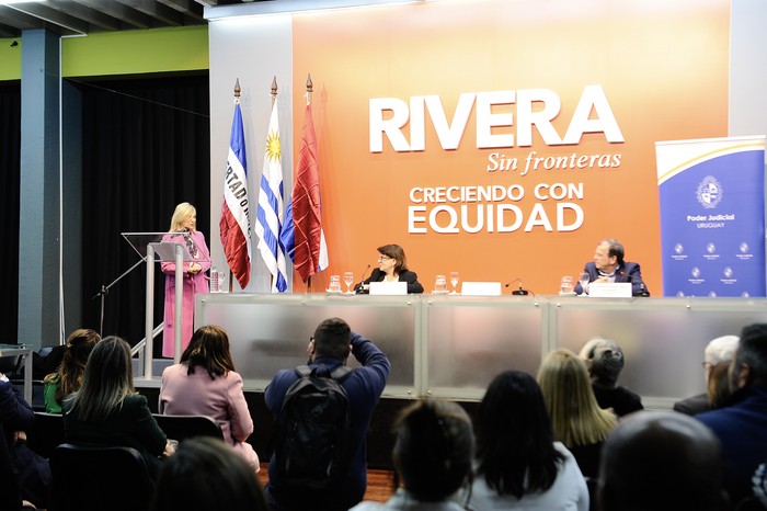 Beatriz Argimón, Elena Martínez, y Richard Sander. Foto: Susana-Troude-Lescout, Presidencia.