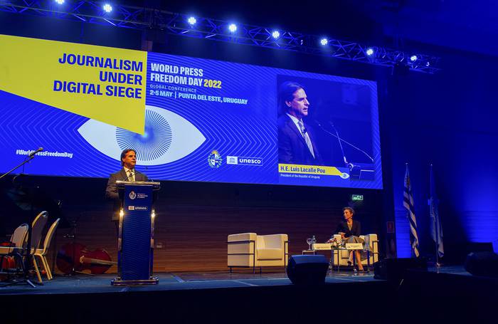 El presidente Luis Lacalle Pou, durante su discurso en la conferencia por Día de la libertad de Prensa. · Foto: Susana Troude Lescout, Presidencia   