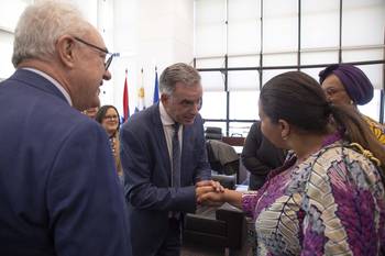 Mario Lubetkin y Yamandú Orsi, el 6 de agosto, durante la reunión con la delegación del Congo. Foto: s/d de autor, Presidencia.