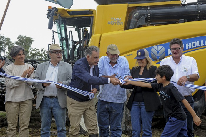 El presidente Yamandú Orsi, en la inauguración de la zafra, junto a autoridades de la Asociación de Cultivadores de Arroz. · Foto: Vicente Manuel Tort, Presidencia de la República