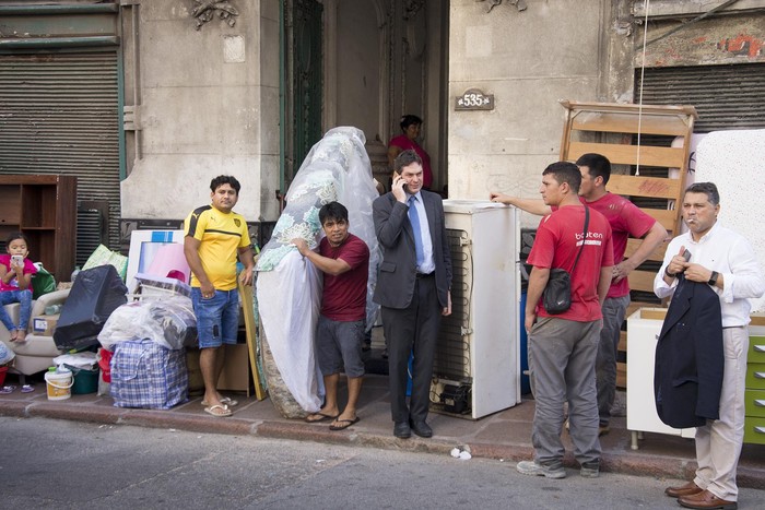 Desalojo en la calle 25 de Mayo, en Ciudad Vieja. · Foto: Alessandro Maradei