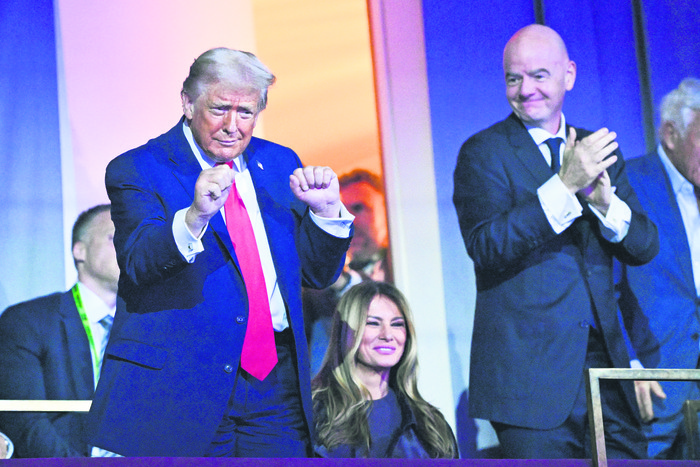Donald Trump, Melania Trump y Gianni Infantino, el 5 de diciembre, durante el sorteo de la FIFA, en Washington. foto: mandel ngan, pool, AFP.
