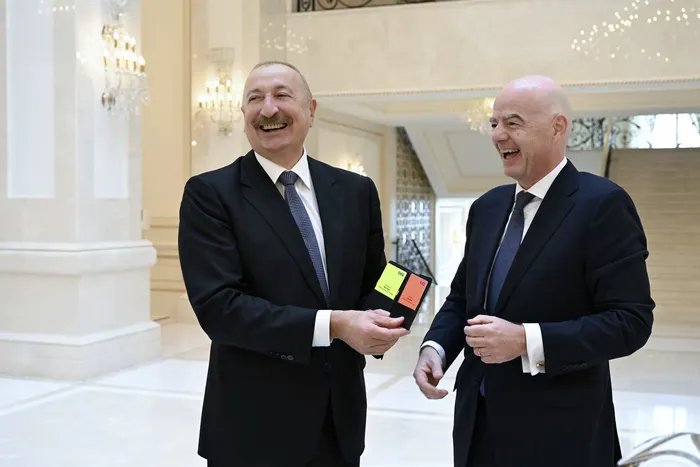 Ilham Aliyev, presidente de Azerbaiyán, junto a Gianni Infantino, el 29 de setiembre en Baku. · Foto: Presidencia de Azerbaiyán