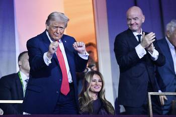 Donald Trump, Melania Trump y Gianni Infantino, el 5 de diciembre, durante el sorteo de la FIFA, en Washington. · Foto: Mandel Ngan, POOL, AFP