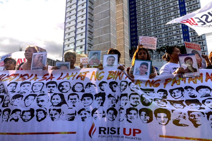 Protesta para exigir justicia para las víctimas de la guerra contra las drogas, tras el arresto del expresidente filipino Rodrigo Duterte, el 10 de marzo, en Ciudad Quezón. · Foto: Earvin Perias, AFP