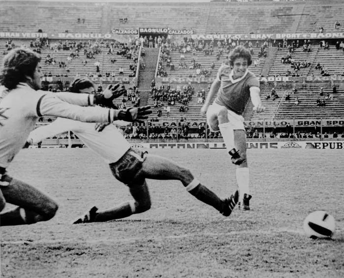 Julio Filippini, de Defensor, anota un gol a Nacional, año 1976.
Foto: s/d de autor, gentileza de la película 1976: Al revés de la historia