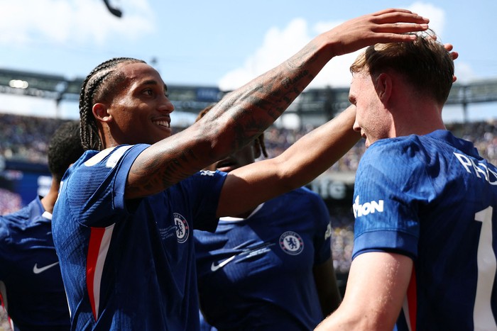 João Pedro y Cole Palmer, de Chelsea, el 13 de julio, en el MetLife Stadium, en Nueva Jersey. · Foto: Franck Fife,  AFP