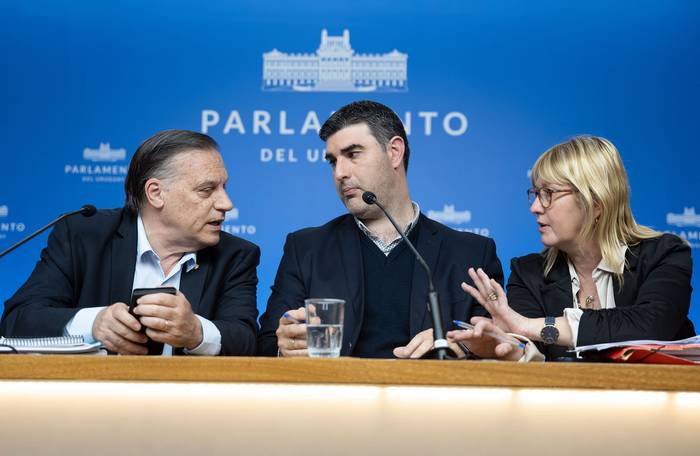 Carlos Varela, Mariano Tucci y Cristina Lustemberg, en la conferencia de prensa del Frente Amplio (05.10.2023). · Foto: Mara Quintero