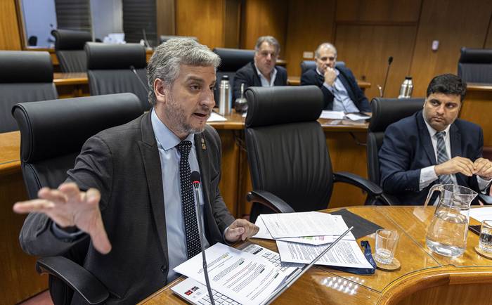 Juan Martín Rodríguez en la comisión que trata la ley de financiamiento de partidos políticos, en el anexo del Palacio Legislativo (23.11.2023). · Foto: Ernesto Ryan