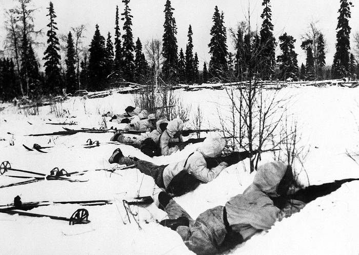 Soldados finlandeses esquiadores aguardan a las tropas rusas en las afueras de un bosque. Norte de Finlandia, 12 de enero de 1940. Foto: Imperial War Museum