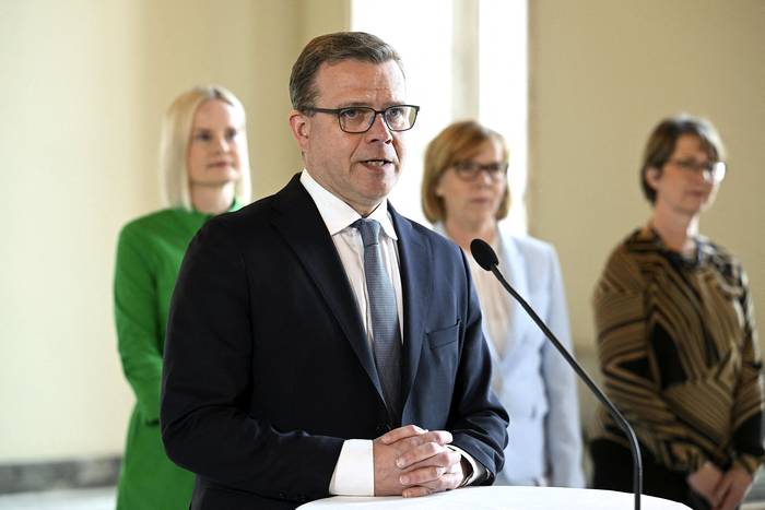 Petteri Orpo durante una conferencia de prensa, el 27 de abril, en la Casa del Parlamento en Helsinki, Finlandia. · Foto: Heikki Saukkomaa, Lehtikuva, AFP