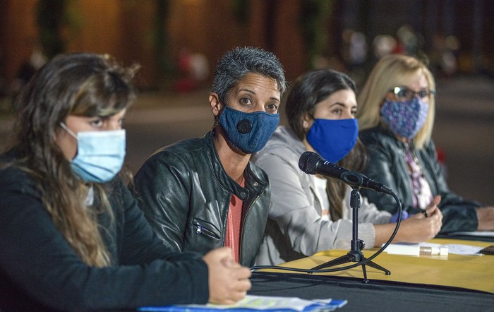 Gianina Iglesias; Karina Gómez; Daniela De Polsi y Sandra Bargas, en la plaza Las Pioneras. · Foto: Alessandro Maradei