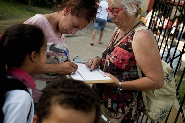 Recolección de firmas de la campaña Vivir sin miedo en barrio Casavalle. · Foto: Ricardo Antúnez